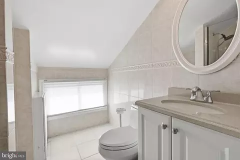 Bath - 15 Ruby Ln, Levittown, PA 19055 photo 2 of 3