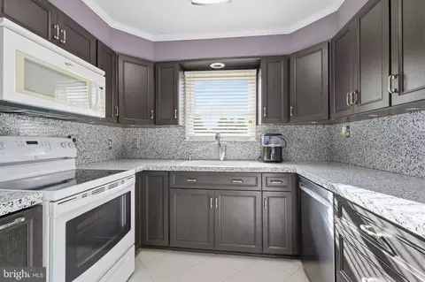 Kitchen - 15 Ruby Ln, Levittown, PA 19055 photo 2 of 2