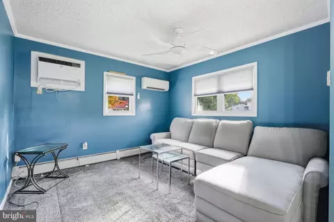 Living - 15 Ruby Ln, Levittown, PA 19055 photo 2 of 2