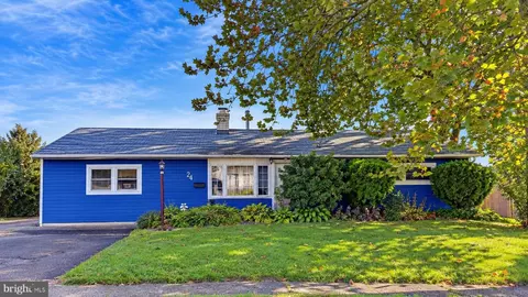 24 Dewberry Ln, Levittown, PA 19055