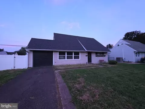 36 Kingwood Ln, Levittown, PA 19055