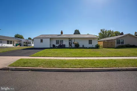 36 Elm Ln, Levittown, PA 19054