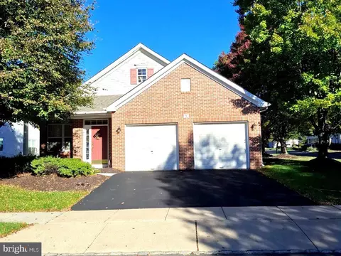 8 Blue Flax Ln, Langhorne, PA 19047