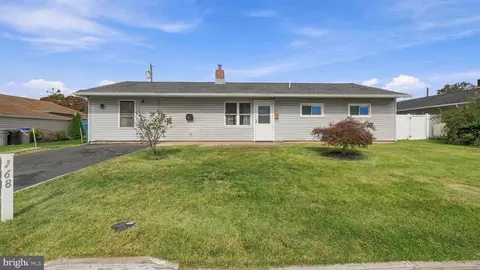 168 Farmbrook Dr, Levittown, PA 19055