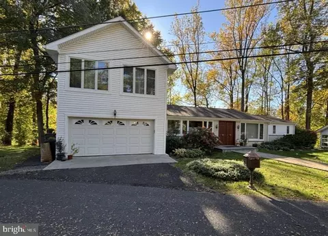 32 Hidden Ln, Feasterville Trevose, PA 19053