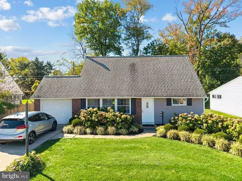 77 Junewood Dr, Levittown, PA 19055