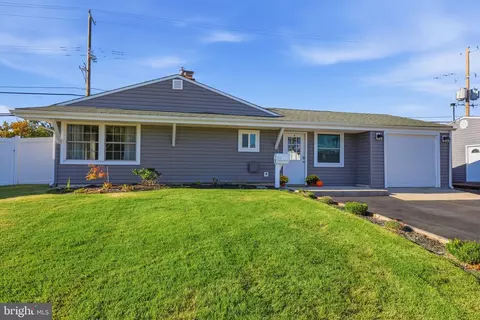 45 Graystone Ln, Levittown, PA 19055
