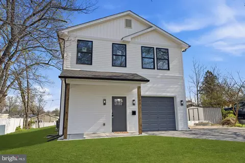 6 Starlight Ln, Levittown, PA 19055