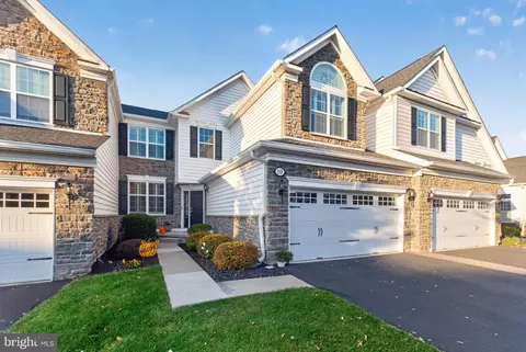 10 Hillyer Ln, Newtown, PA 18940