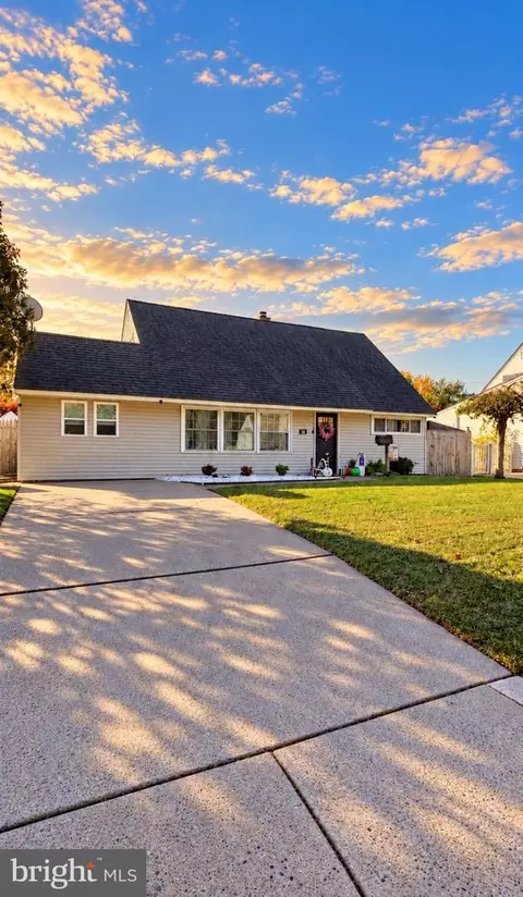 187 Kenwood Dr S, Levittown, PA 19055