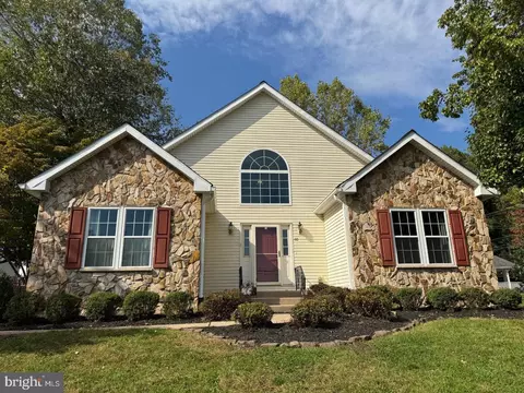 40 Valley View Dr, Langhorne, PA 19053