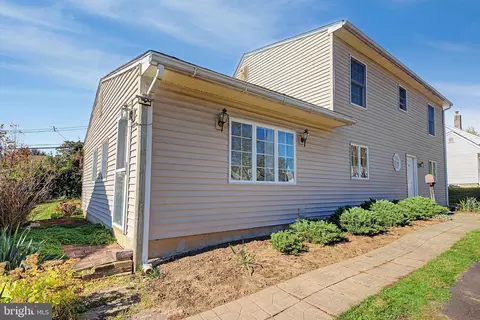 39 Hickory Ln, Levittown, PA 19055