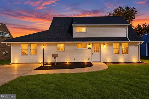 17 Idolstone Rd, Levittown, PA 19057