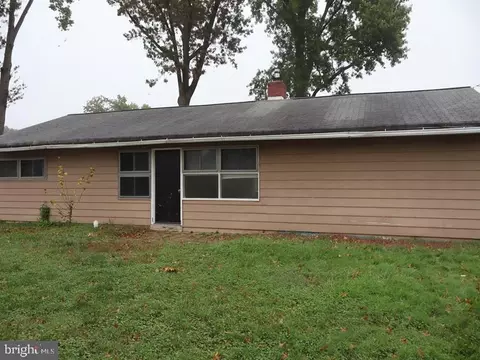 29 Tall Pine Ln, Levittown, PA 19054
