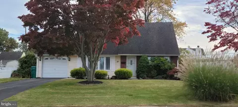 10 Calicobush Rd, Levittown, PA 19057