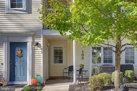 165 Naomi Ct, Levittown, PA 19057