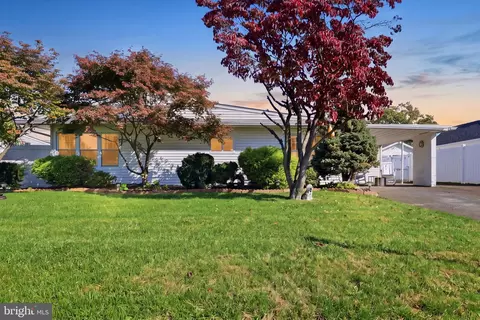 24 Fireside Ln, Levittown, PA 19055