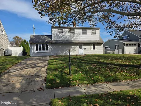 24 Rose Arbor Ln, Levittown, PA 19055