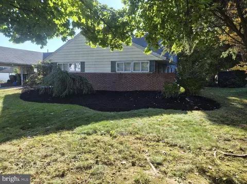 21 Fruitree Rd, Levittown, PA 19056