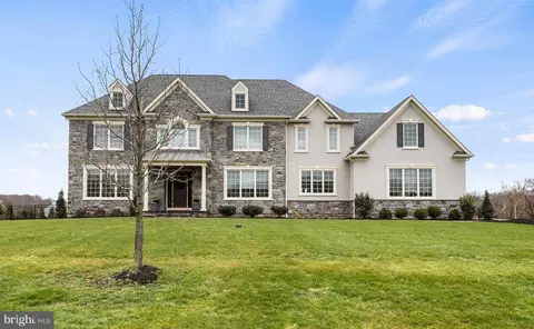 8 Belamour Dr, Washington Crossing, PA 18977