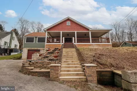 989 Blackhawk Rd, Beaver Falls, PA 15010