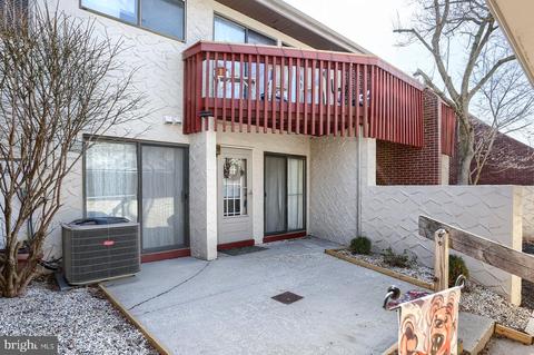 591 Geneva Dr #5, Mechanicsburg, PA 17055