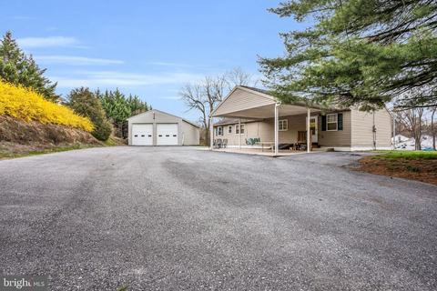 2 W Middlesex Dr, Carlisle, PA 17013