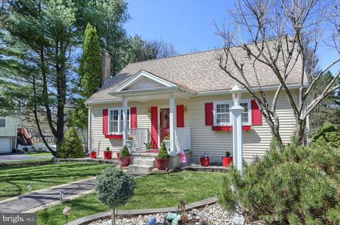 403 Raymon Ave, Boiling Springs, PA 17007