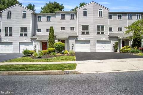 1757 Creek Vista Dr, New Cumberland, PA 17070