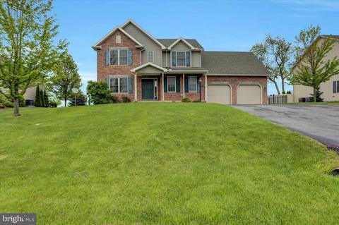 8 Red Hawk Dr, Shippensburg, PA 17257