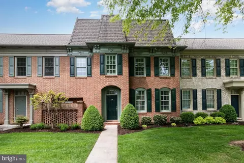 24 Devonshire Sq, Mechanicsburg, PA 17050