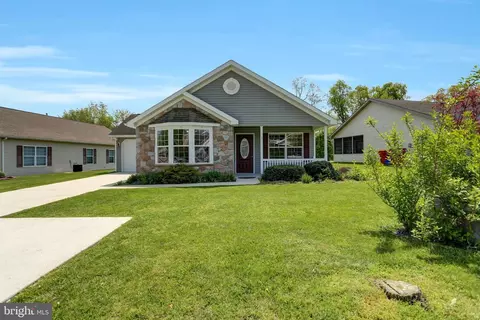 82 Lantern Ln, Shippensburg, PA 17257