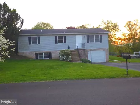 32 Wheatfield Dr, Carlisle, PA 17015
