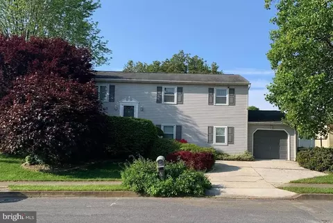 4 Kingswood Dr, Mechanicsburg, PA 17055