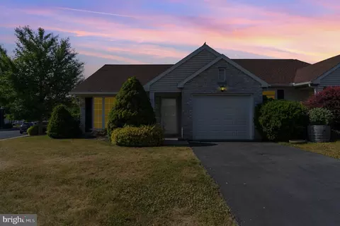 17 Fieldcrest Dr, Mechanicsburg, PA 17050