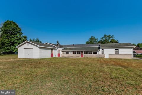 32 East St, Mount Holly Springs, PA 17065