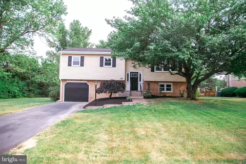 102 Juniper Dr, Mechanicsburg, PA 17055