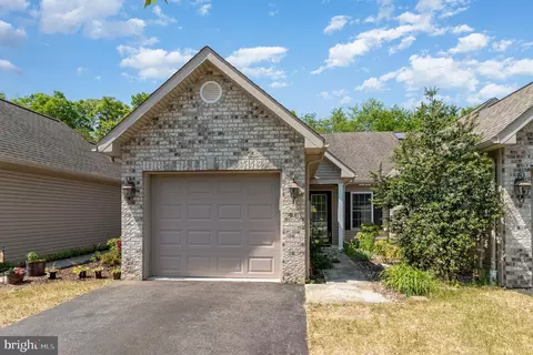 90 Keswick Dr, Mechanicsburg, PA 17050