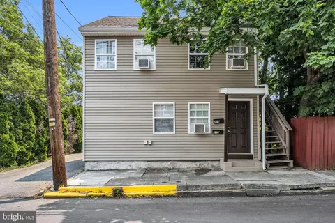 211 213 N Pitt St, Carlisle, PA 17013