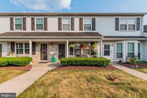 7 Southpoint Dr, Mechanicsburg, PA 17055