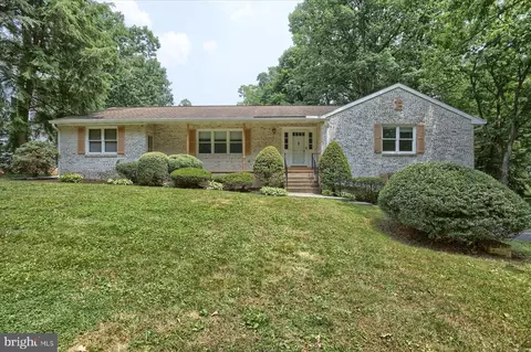21 Forest Dr, Mechanicsburg, PA 17055