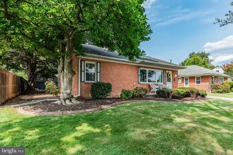 14 Country Club Pl W, Camp Hill, PA 17011
