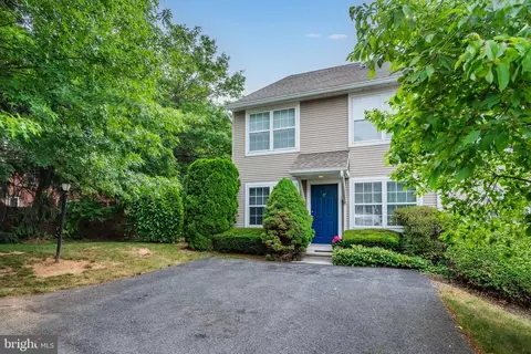 17 Courtyard Dr, Carlisle, PA 17013