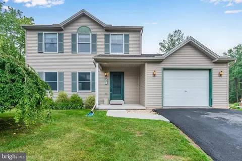 8 Pine Ridge Cir, Enola, PA 17025