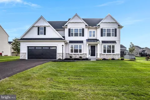 207 Forgedale Dr, Carlisle, PA 17015