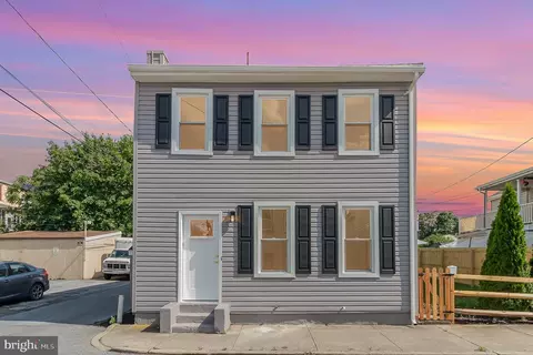 11 W Locust St, Mechanicsburg, PA 17055