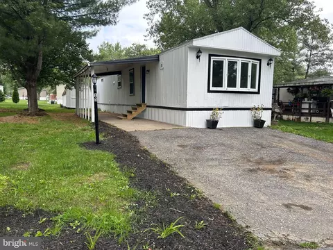 15 Walnut Ln, Carlisle, PA 17015