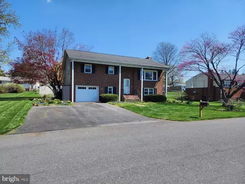 405 Spring Run Dr, Mechanicsburg, PA 17055