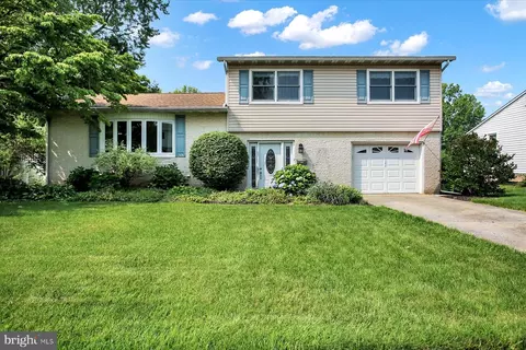 122 Yorkshire Dr, Mechanicsburg, PA 17055