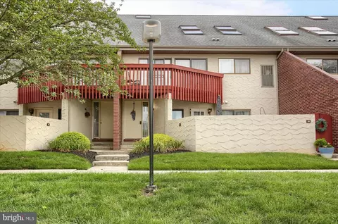 591 Geneva Dr #19, Mechanicsburg, PA 17055